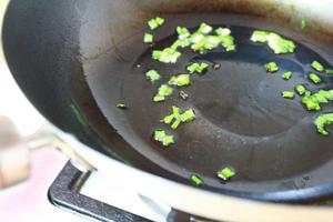 【吃下一整个春天】葱油蚕豆的做法 步骤4