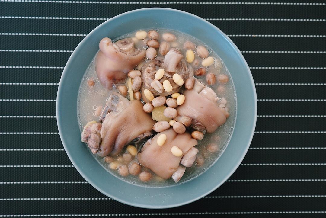 黄豆花生猪脚汤