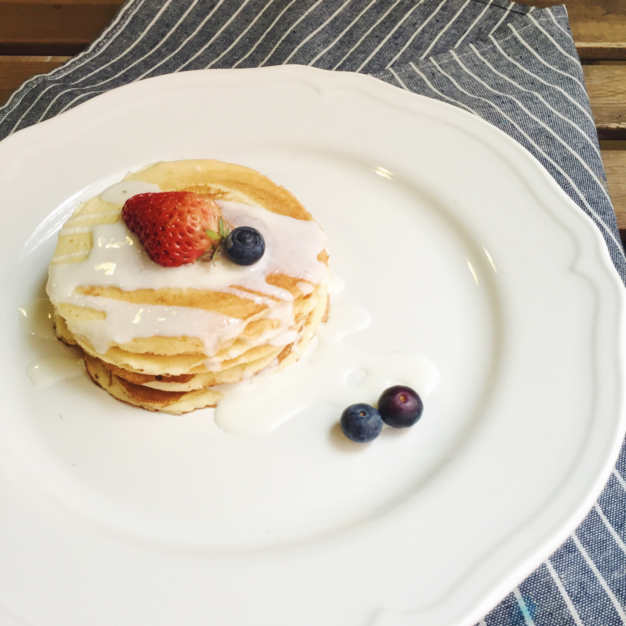 【酸奶松饼yogurt pancake】，搭上黑莓果酱和枫糖的美味。