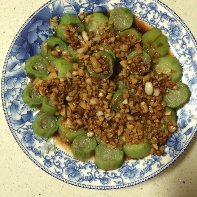 只需要五分钟就可以的美味蒜蓉蒸丝瓜
