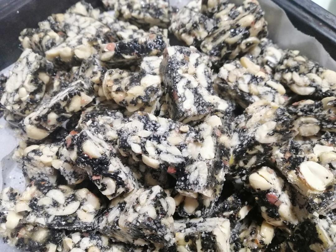 琲儿妈做的黑芝麻花生糖