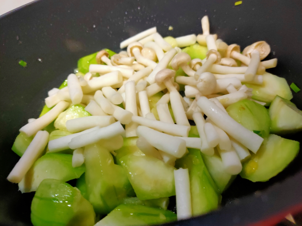 海鲜菇丝瓜鸡蛋汤丨低卡又营养的做法 步骤9