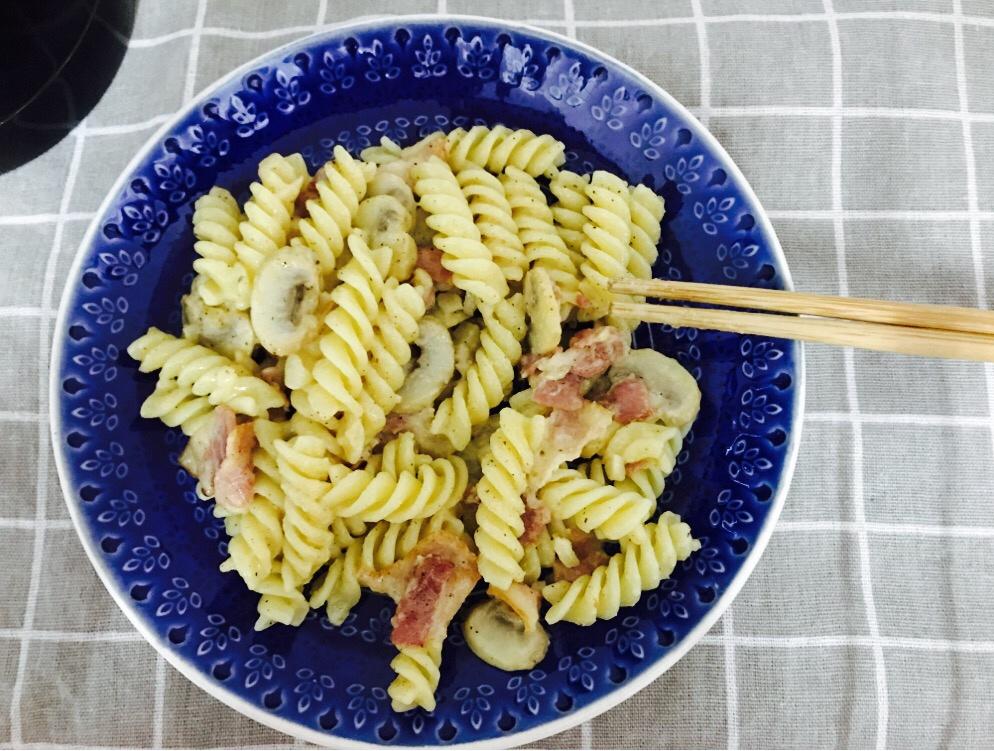 奶油蘑菇培根意面