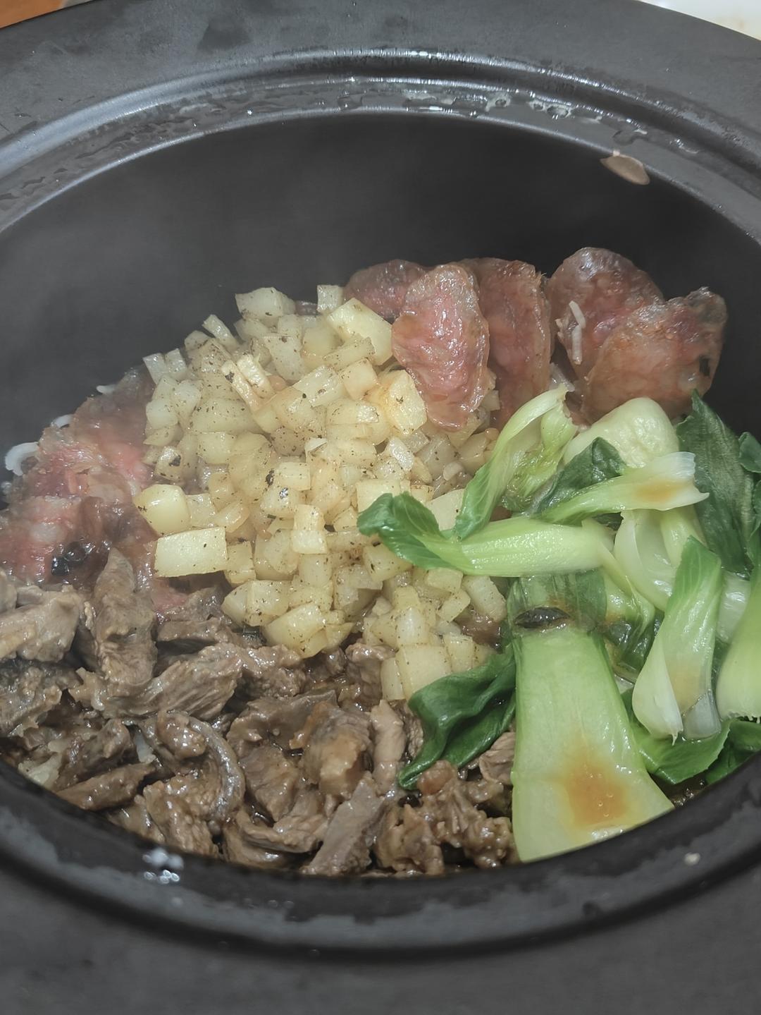 牛肉滑蛋腊肠煲仔饭