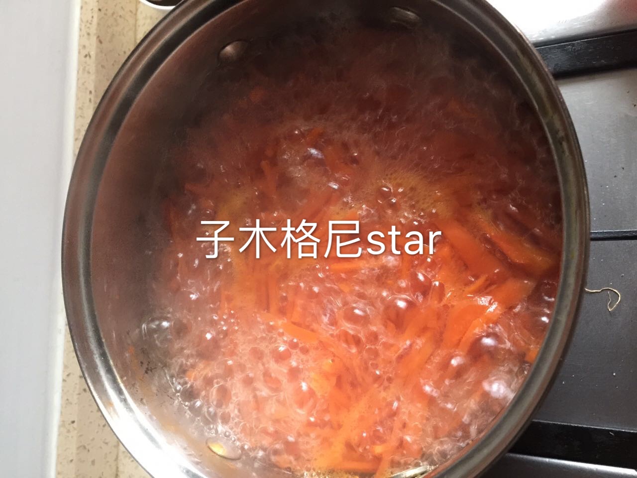 妈妈牌秘制香菇胡萝卜猪肉饺子的做法 步骤3