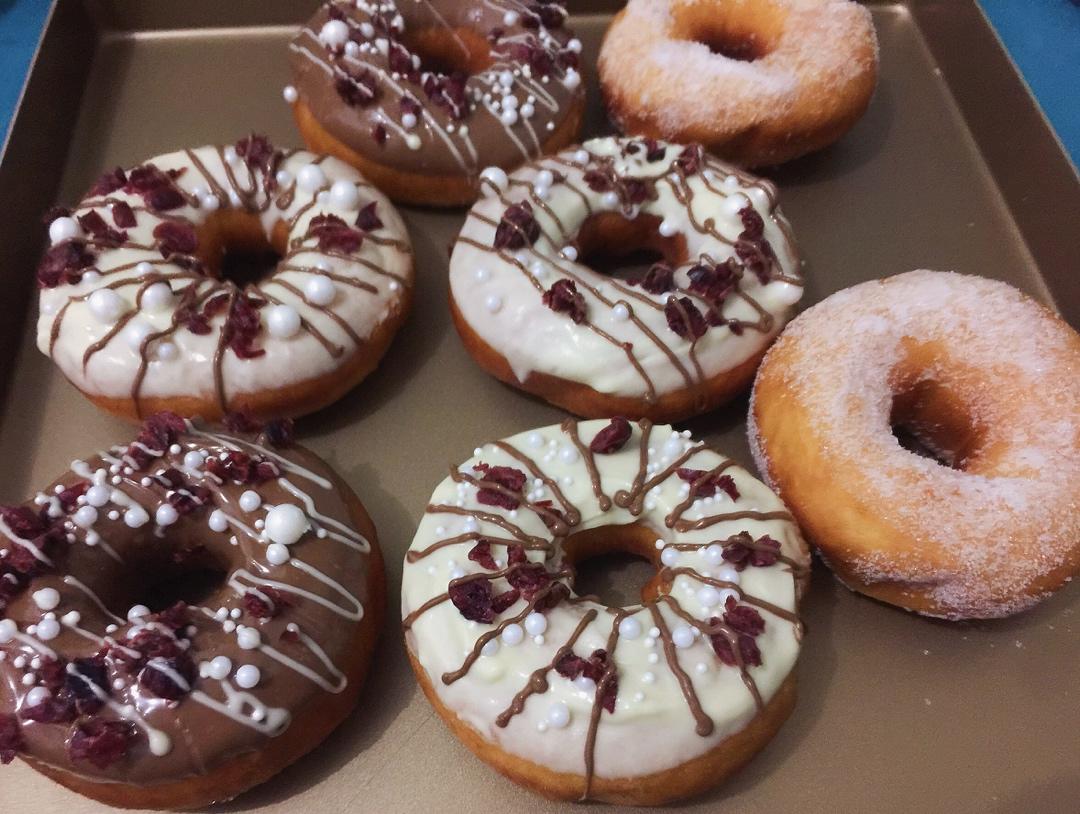 🍩超快手一小时低糖无需烤箱的甜甜圈（详细视频）