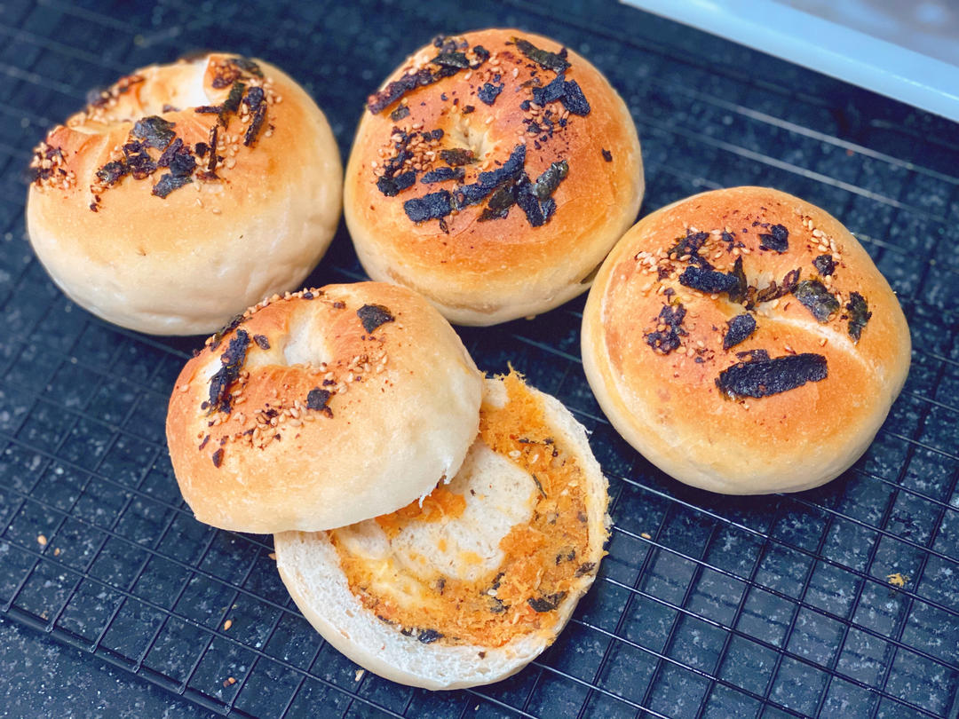 咸蛋黄肉松海苔贝果