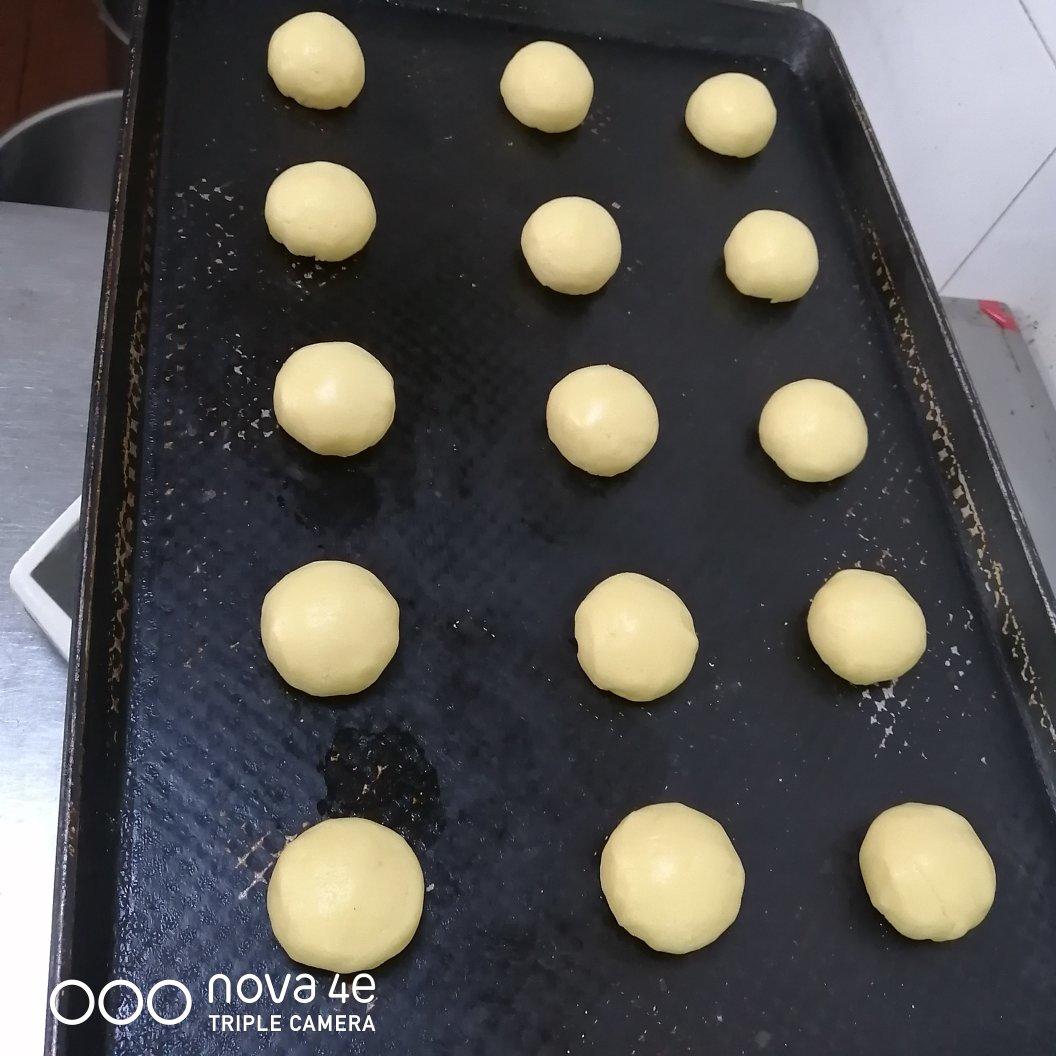 好吃到炸裂的港式菠萝包（附带制作酥皮的小视频）