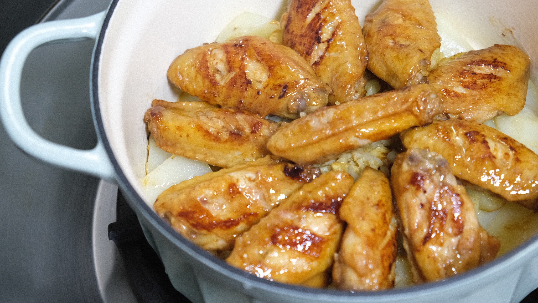 蒜香土豆焖鸡翅的做法