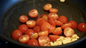 番茄罗勒煎红鲷鱼柳 Pan-fried Snapper fillet with tomato and basil sauté的做法 步骤13