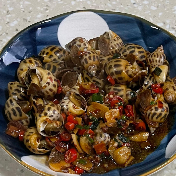 吮手指的辣炒花螺