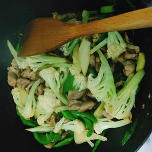 花菜炒肉的做法 步骤5