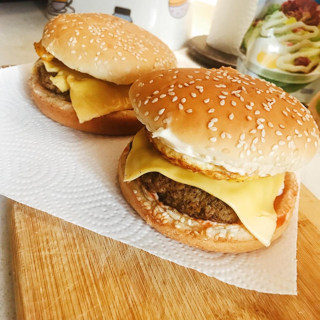 正宗的麦当劳双吉牛肉汉堡