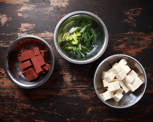 焖烧双色豆腐，绝对惊艳的一盘豆腐！做它准没错儿！的做法 步骤2