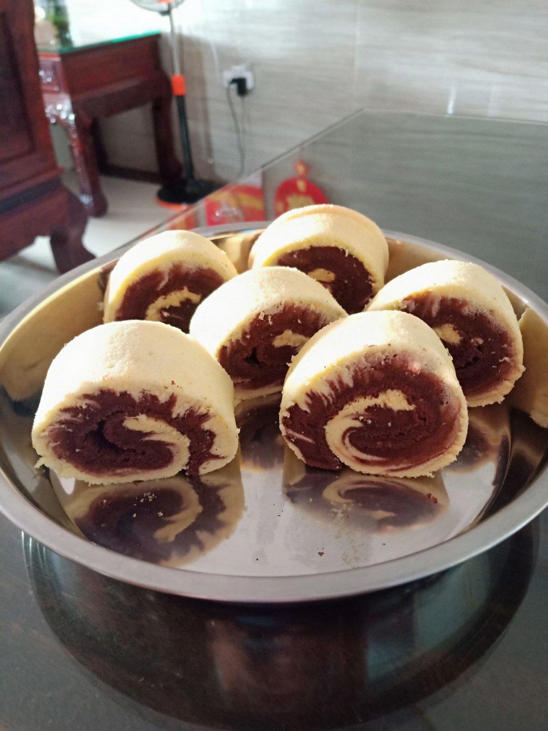 可可旋风蛋糕卷和孔雀开屏蛋糕卷
