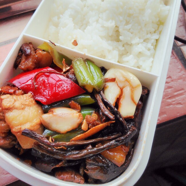 茶树菇炒五花肉