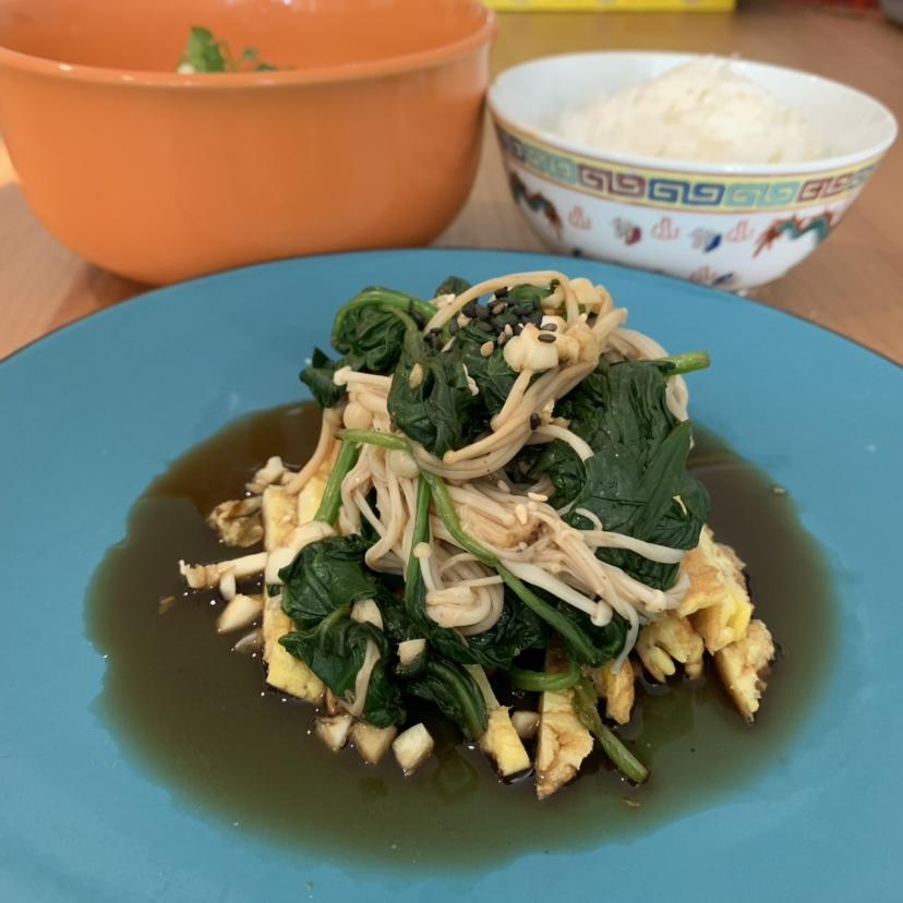 凉拌菠菜金针菇鸡蛋皮