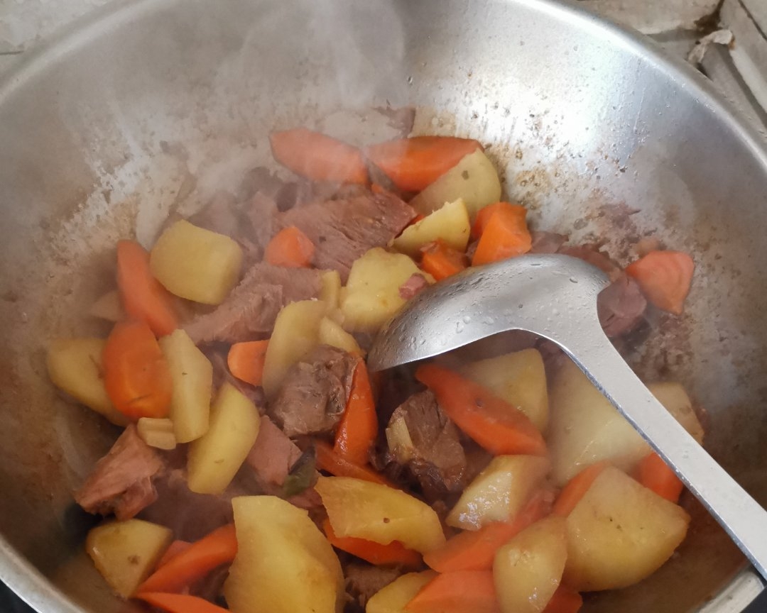 土豆炖牛肉胡萝卜的做法 步骤4