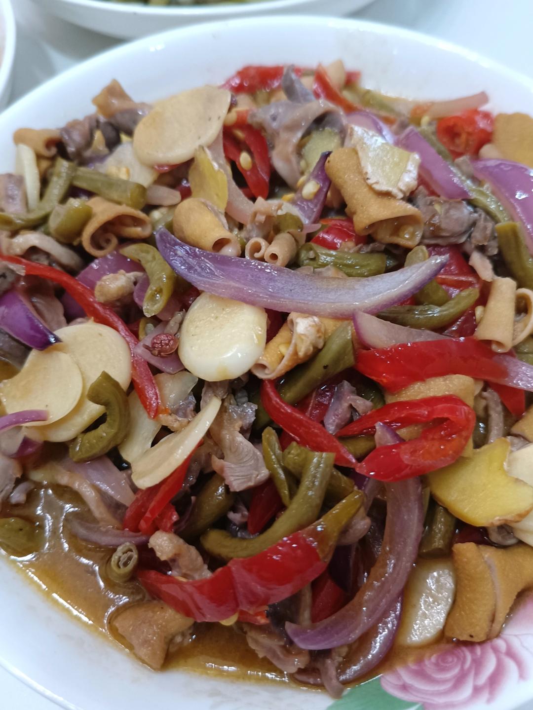 爆炒酸辣鸡杂