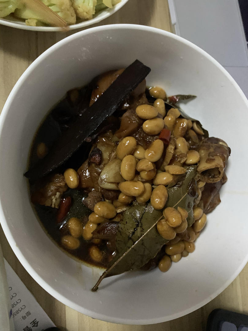 一夹就断的黄豆焖猪蹄