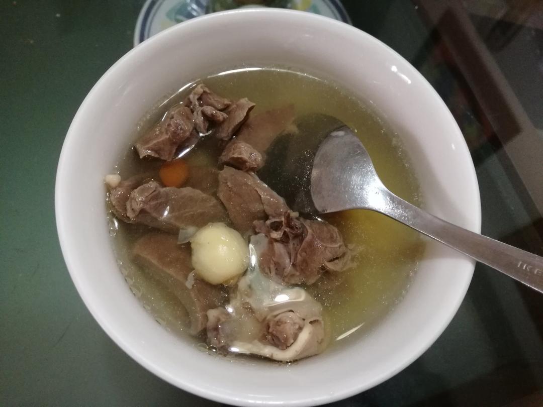 党参红枣枸杞圆肉炖猪心