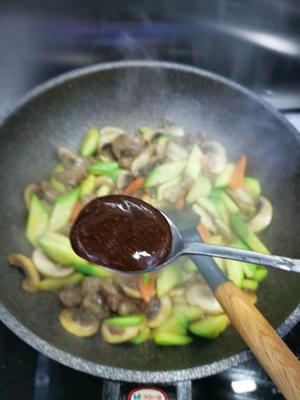 黑胡椒酱炒牛肉口蘑西葫芦的做法 步骤6