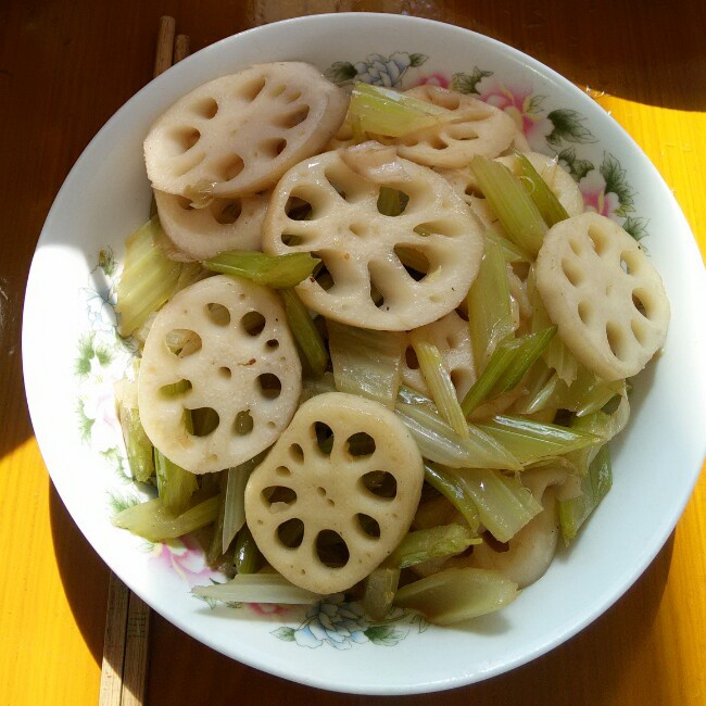 藕片炒芹菜