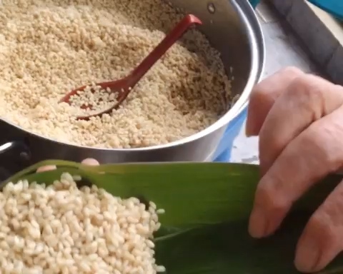 巨好吃的香菇蛋黄肉粽子（附四角粽外婆的包法视频）的做法 步骤18