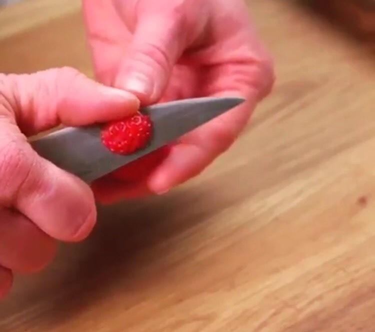 简易美貌甜品-草莓佐奶油芝士的做法 步骤1