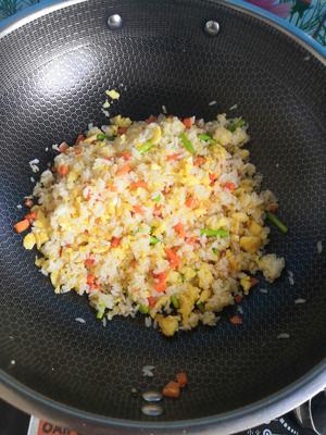 炒饭（鸡蛋，胡萝卜，蒜苔）的做法 步骤1