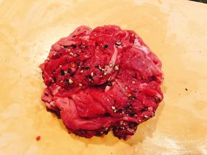 黑椒牛肉汉堡包（肥牛片就能做）的做法 步骤2