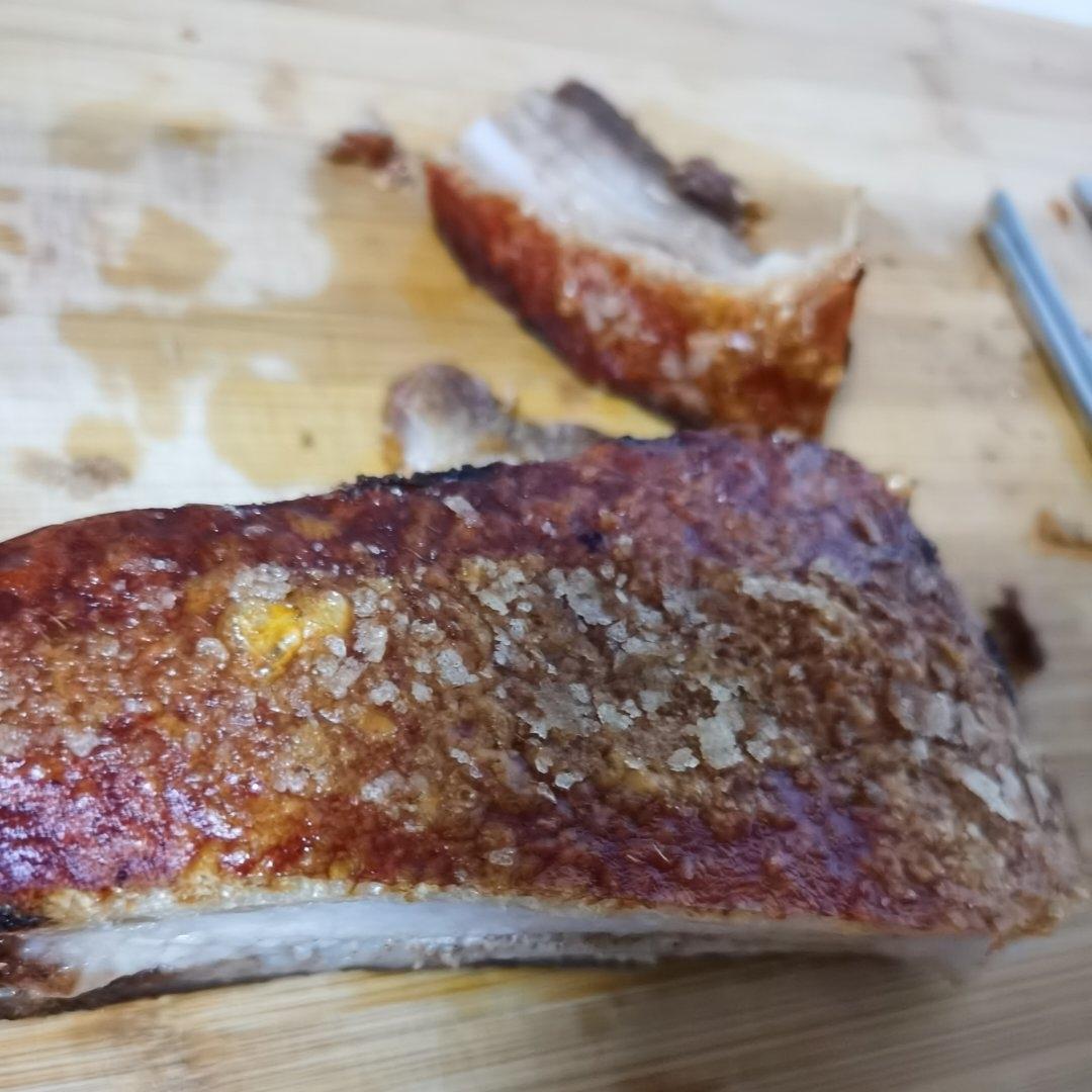 脆皮烧肉，皮酥脆、肉甘香，生烧做法