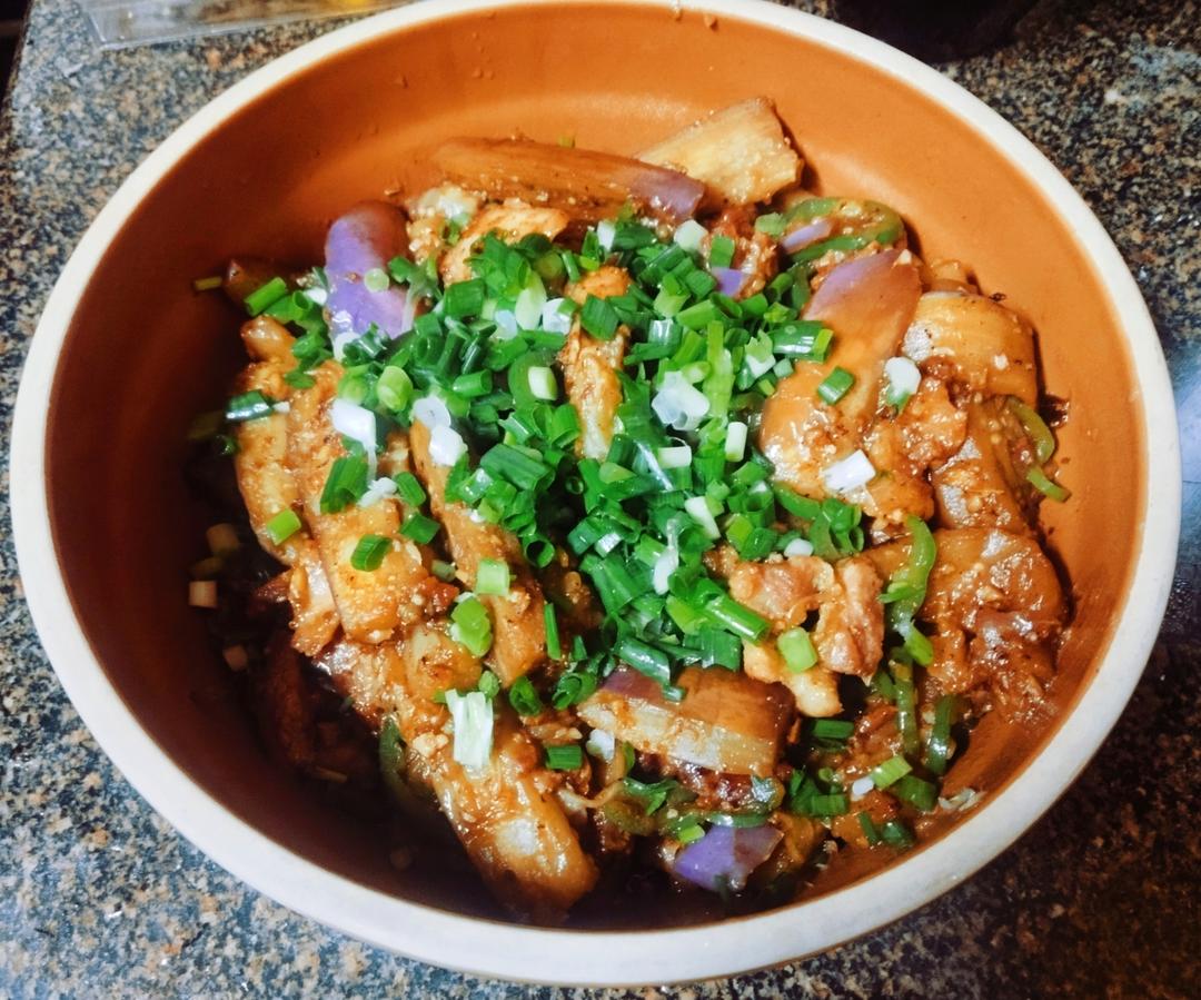 「咸鱼茄子煲｜老广饭桌上的“米饭杀手”」