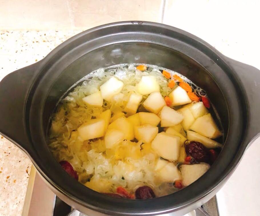 银耳冰糖炖雪梨|亲民版燕窝
