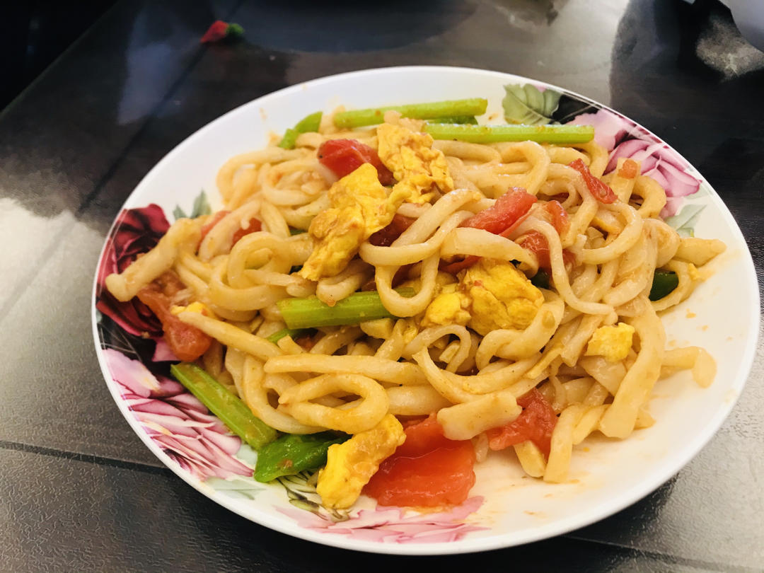 不语娃娃-2做的【小高姐】炒拉条子 记忆中西红柿汁裹着的那碗粗面条