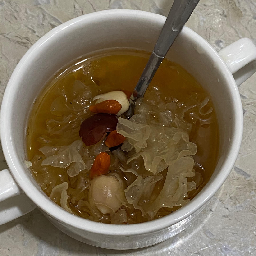 银耳莲子汤