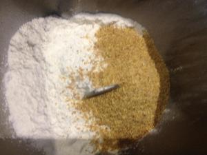全麦蔓越梅栗子亚麻籽花环面包的做法 步骤5