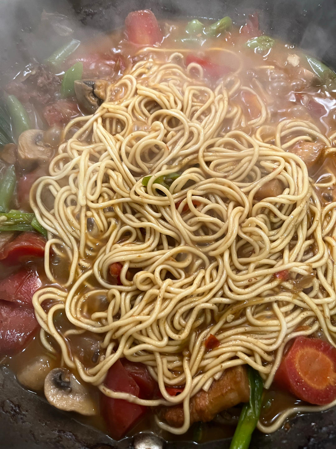 焖面——胡萝卜口蘑红烧肉打底版