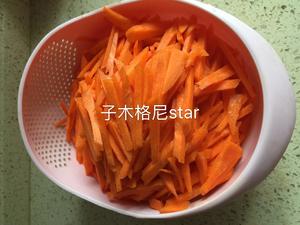 妈妈牌秘制香菇胡萝卜猪肉饺子的做法 步骤2