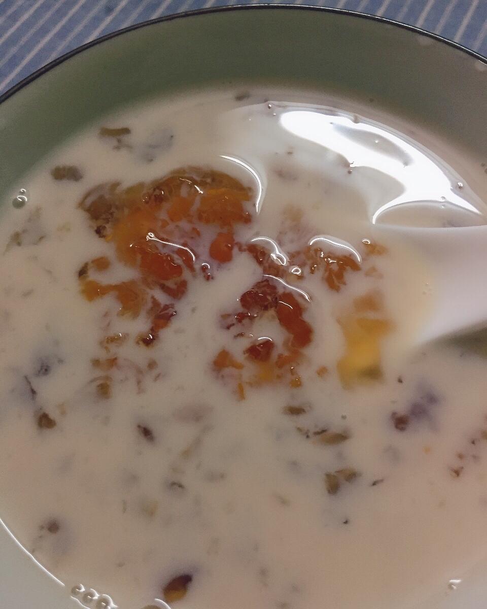 每个女王必备的美容养颜圣品---红枣枸杞桃胶奶（做法简单，手残党都能学会！）