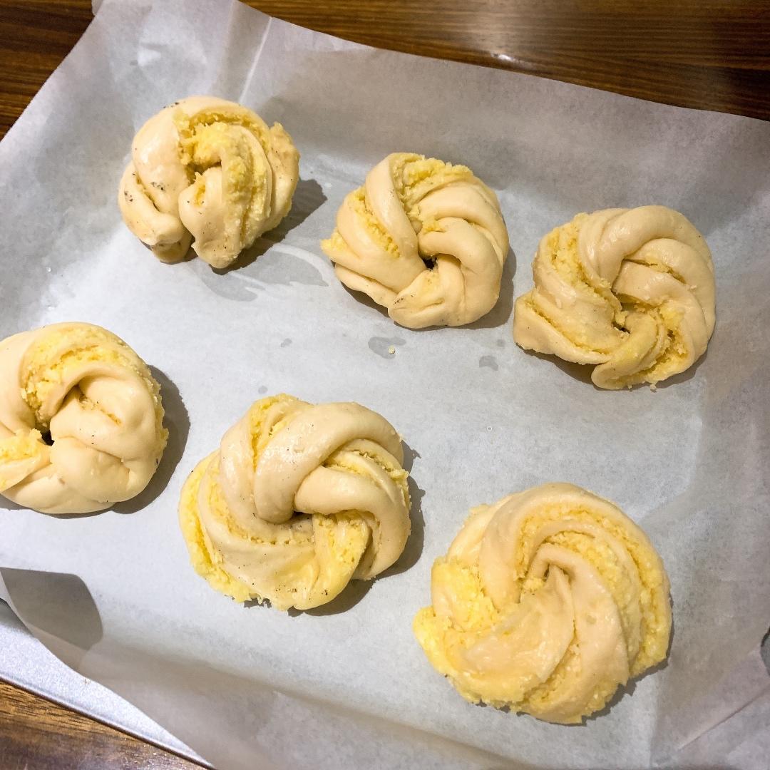 新手就能成功的【椰蓉面包卷】-手揉出膜