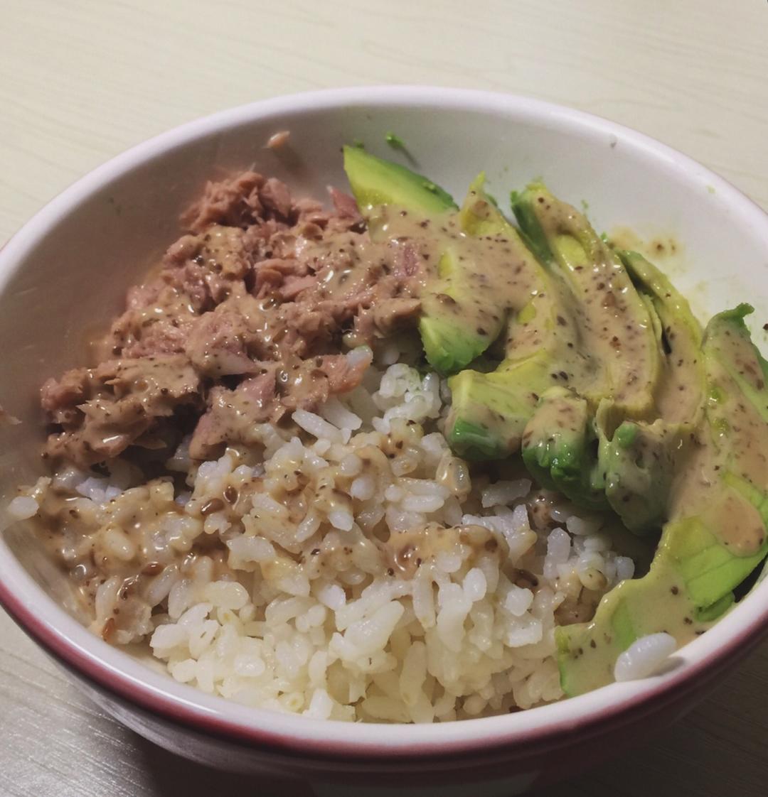 牛油果金枪鱼拌饭