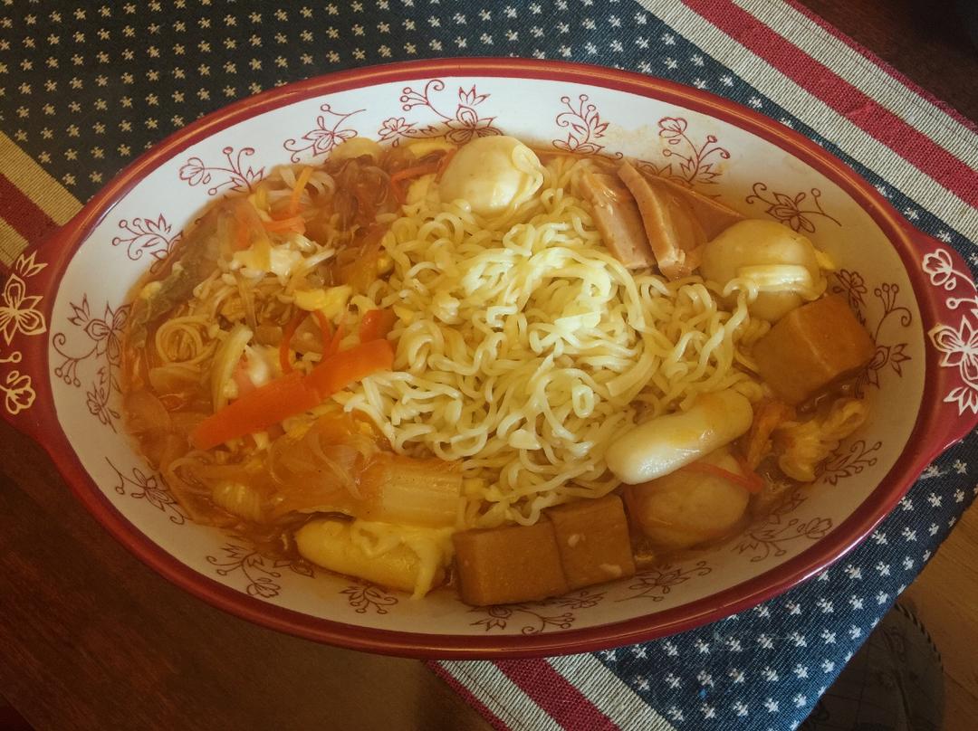 韩式部队锅 Korean Hot Pot (Budae-jjigae)