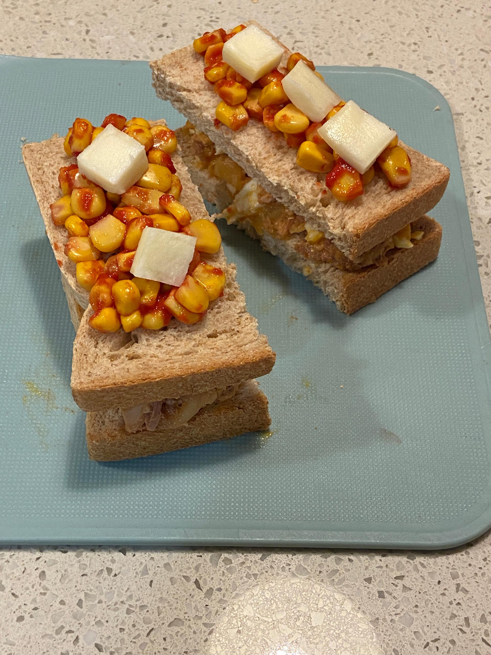 辣白菜金枪鱼玉米头爆浆三明治【健康一手握】——冷热版