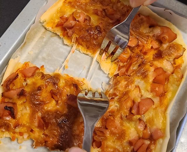自用配方：脆皮肠芝士番茄薄底披萨