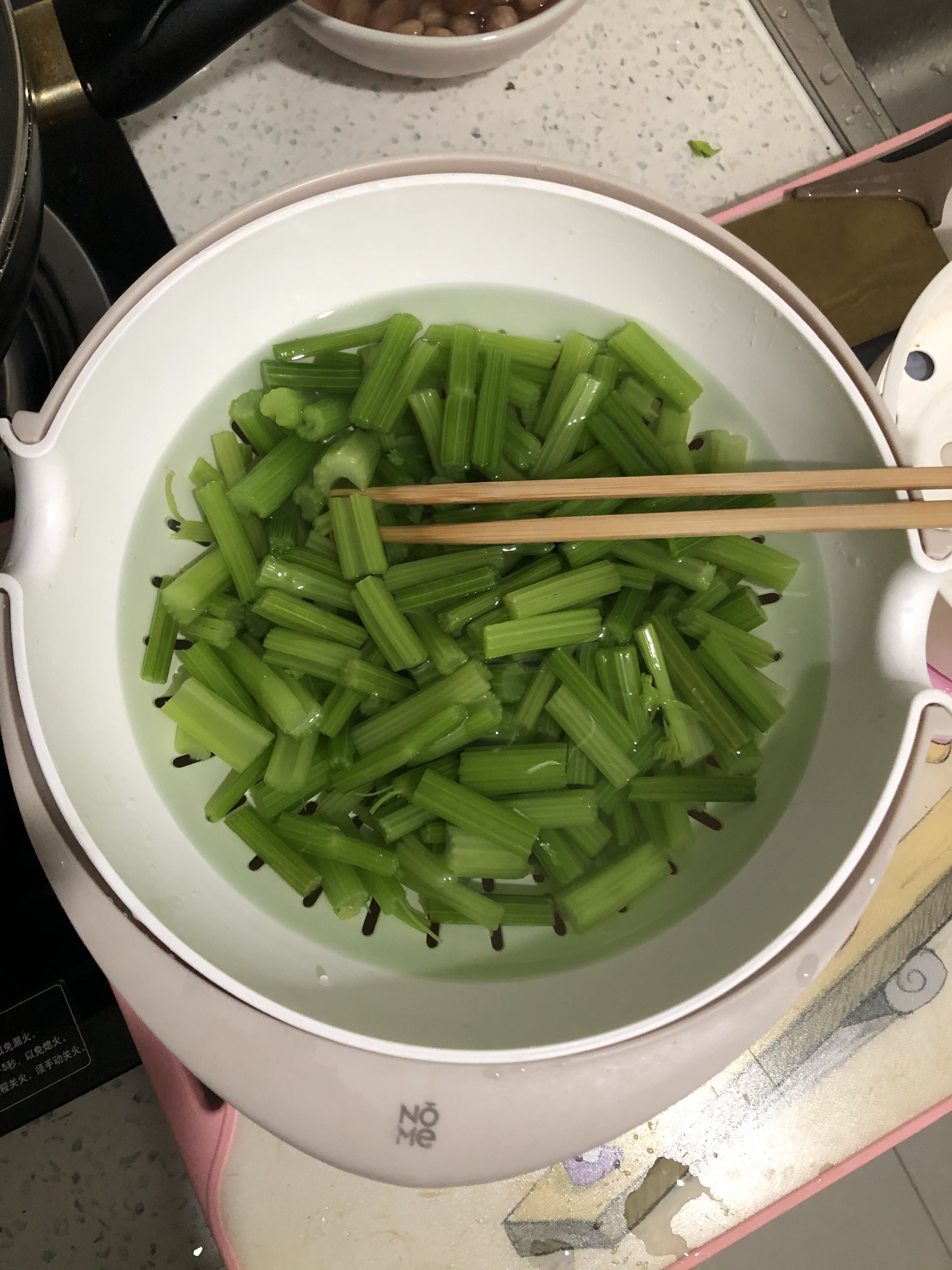 🥕胡萝卜芹菜拌花生米的做法 步骤6