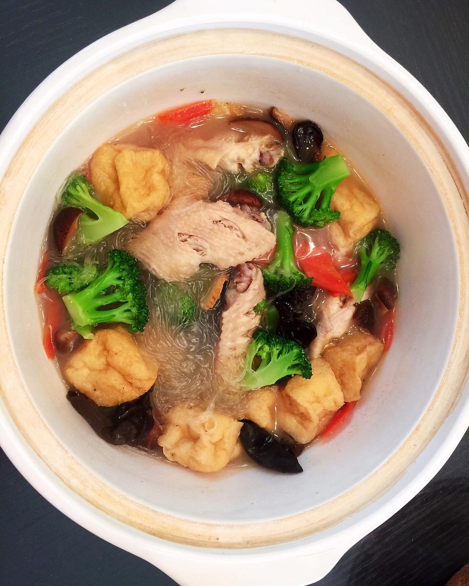 油豆腐香菇鸡腿煲