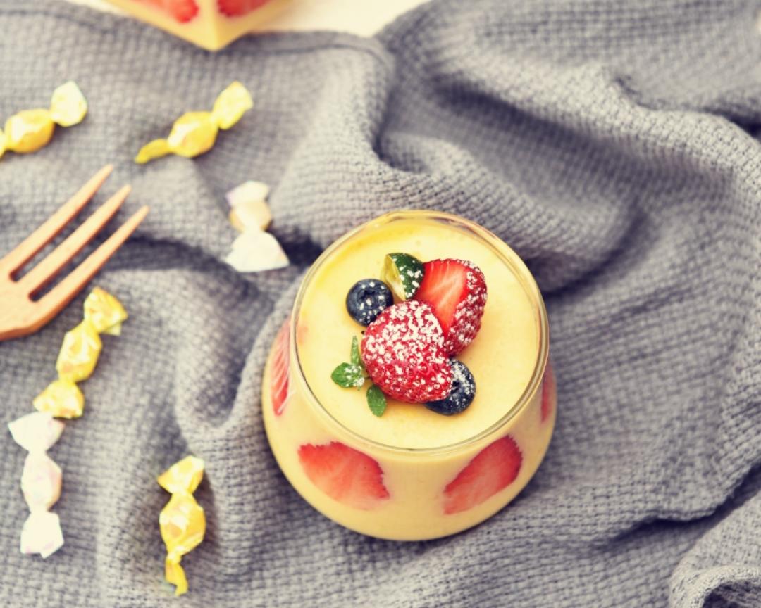 不用模具不用烤箱～草莓芒果杯子慕斯的做法