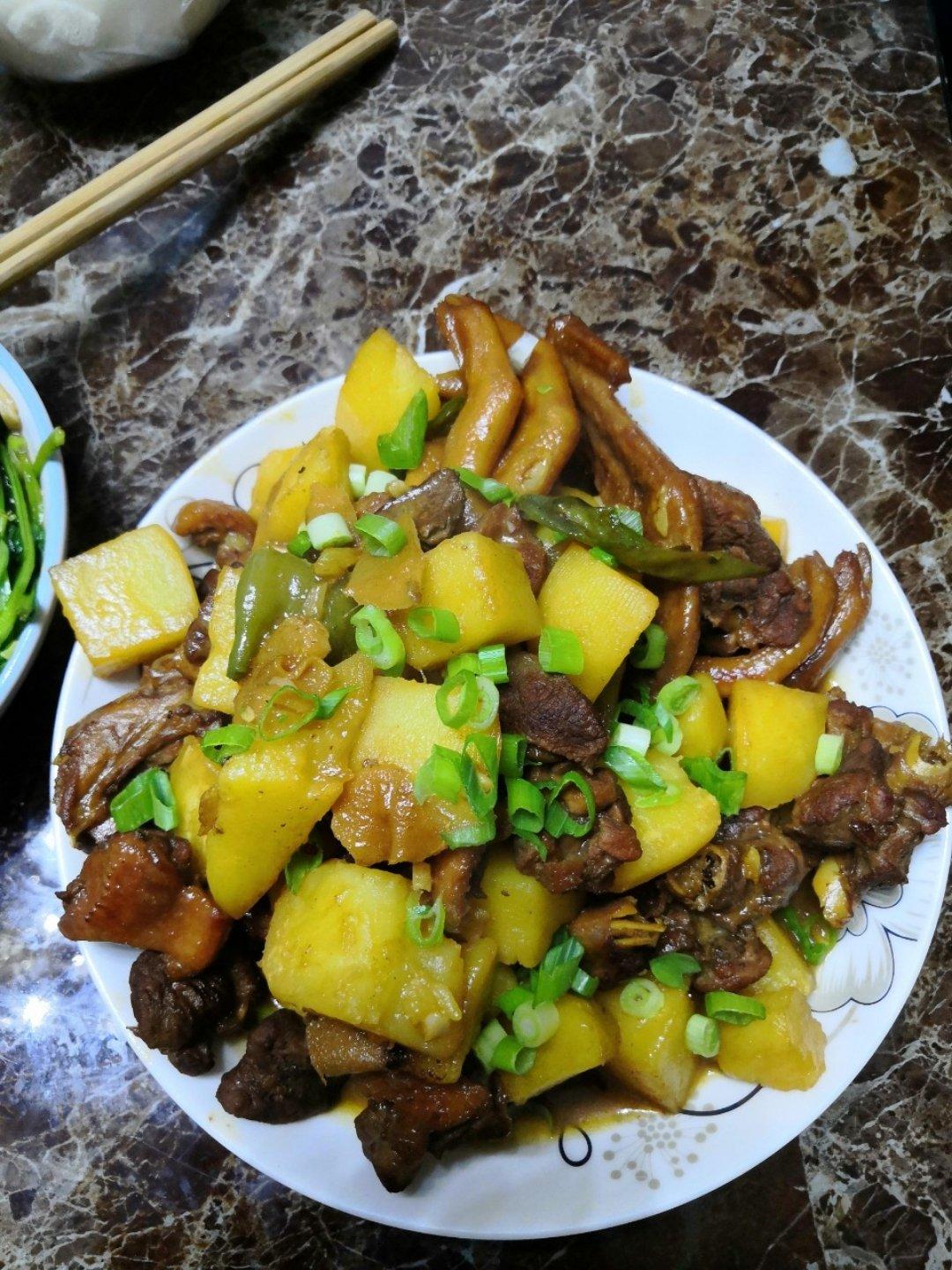 色香味俱全的土豆烧鸭块