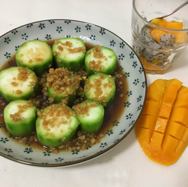 只需要五分钟就可以的美味蒜蓉蒸丝瓜